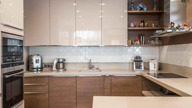 Cocina moderna equipada con electrodomésticos eficientes y de diseño elegante.