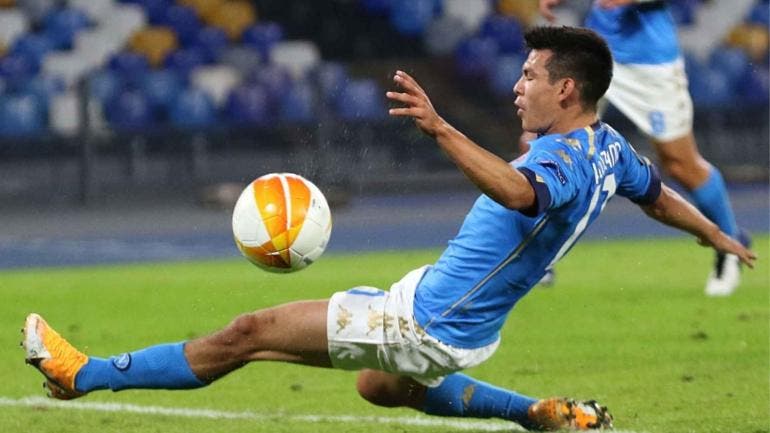 Hirving Lozano durante un entrenamiento con el Nápoles tras su lesión en el hombro derecho.