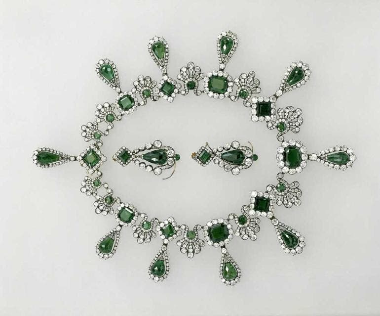  Imagen facilitada de un collar de esmeraldas y unos pendientes de la misma gema de la reina María Luisa