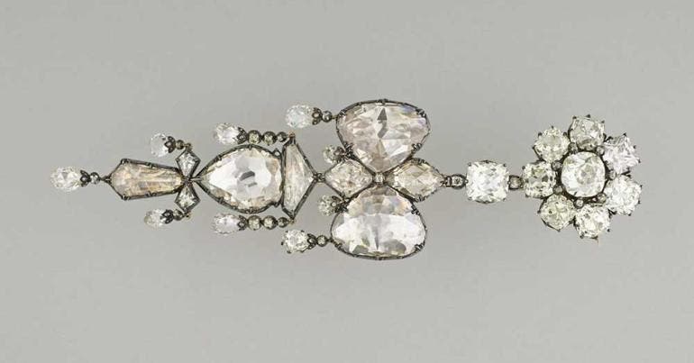 Imagen facilitada de un broche relicario robado del Museo del Louvre
