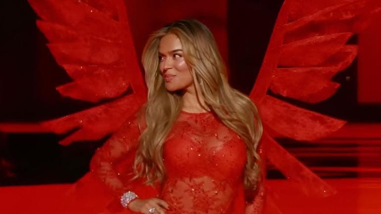 Karol G brilla en el Victoria’s Secret Fashion Show con un show inolvidable