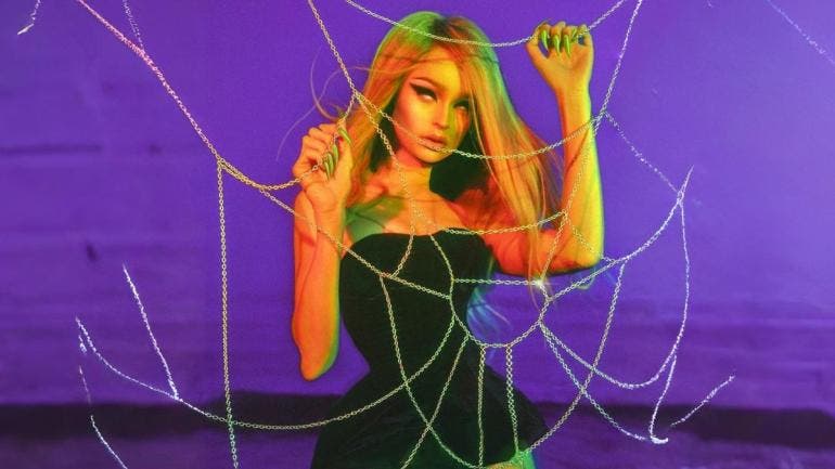 Pop, Horror y Glamour: Por Qué Turn Off the Light es el Álbum Perfecto para Octubre