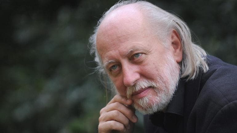 Entre la miseria, la ironía y la trascendencia, László Krasznahorkai se alza como un cartógrafo del fin del mundo