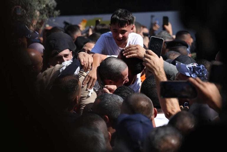 Casi 2,000 prisioneros palestinos son liberados por Israel en Gaza y Cisjordania (Foto EFE)