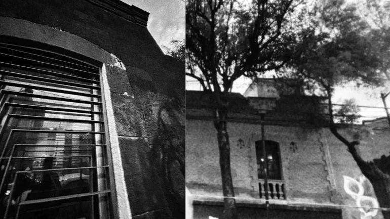 Figura de una anciana misteriosa con vestimenta antigua y un quinqué en la mano, caminando por un callejón oscuro que evoca la leyenda de la mujer sin rostro en Iztapalapa.