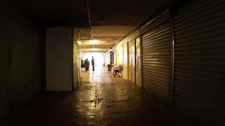 Brugada Molina destacó que se mantiene diálogo con los comerciantes que operan en los bajopuentes, quienes han sido reubicados de manera temporal durante las obras