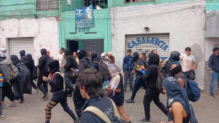 saquean comercios CDMX marcha 2 octubre.jpg