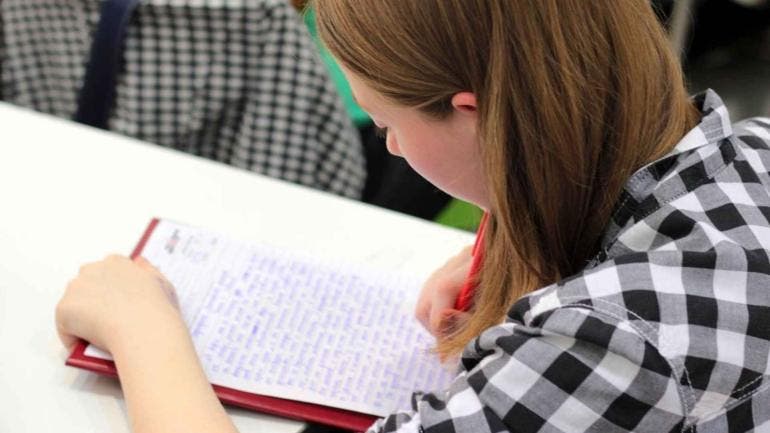 Estudiantes de la Escuela Universitaria de Artes TAI en Madrid participando en un proyecto artístico.