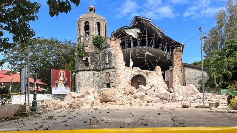 van 69 muertos terremoto Filipinas.jpg