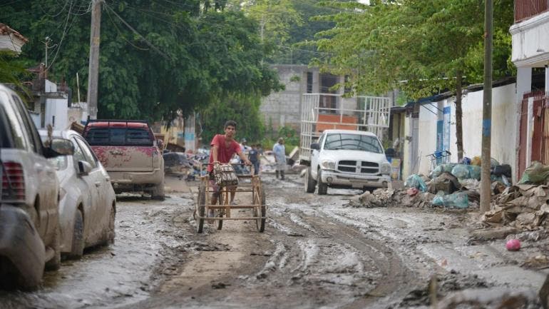 van 82 muertos lluvias Mexico.jpg