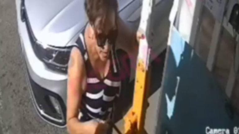 Vecina humilla a guardia