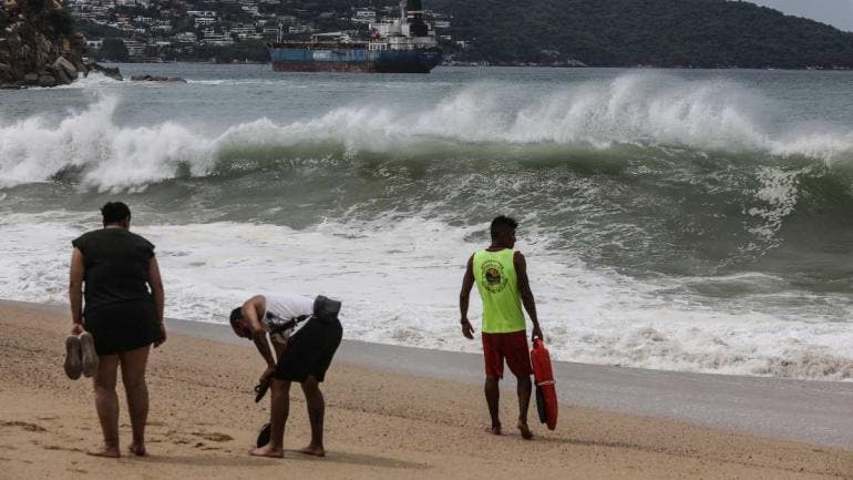 Vista del alto oleaje en playas de Acapulco