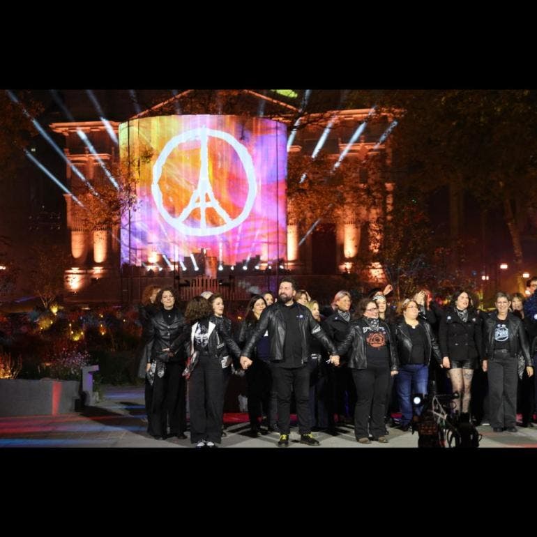 París rinde homenaje a las víctimas del 13N