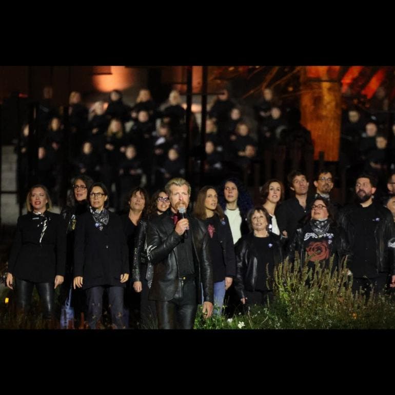 París rinde homenaje a las víctimas del 13N