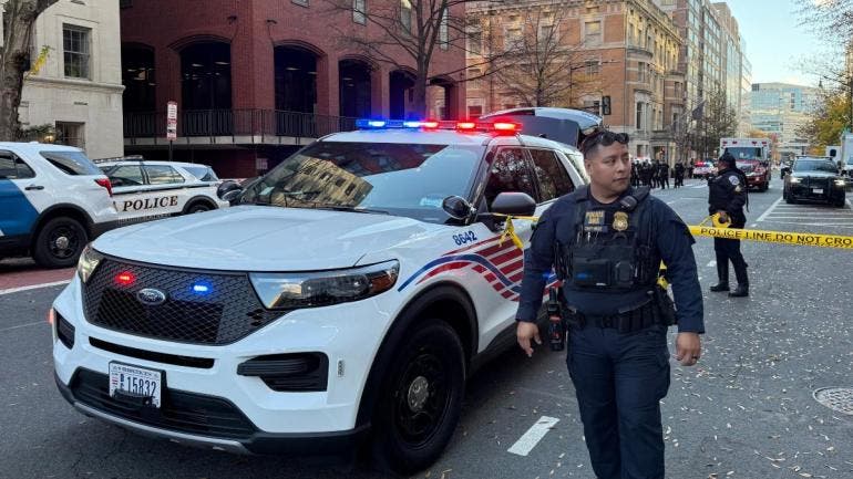 Agentes de la Policía Metropolitana de Washington DC vigilan en los alrededores de la Casa Blanca este miércoles, en Washington