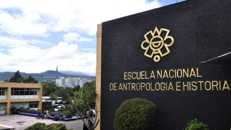 En imágenes difundidas en redes sociales se observa el despliegue del personal de emergencia y las cintas de restricción colocadas en los acceso