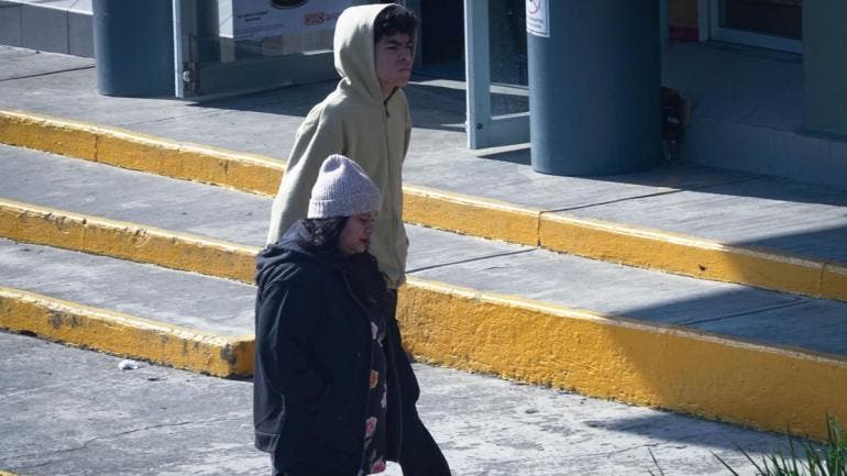 Entre las sugerencias se encuentra utilizar al menos tres capas de ropa, preferentemente de algodón o lana, así como aplicar crema hidratante para proteger la piel. 