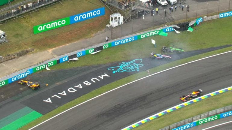 El incidente ocurrió en la séptima de las 24 vueltas programadas, a la salida de las conocidas ‘S de Senna’, donde ambos monoplazas perdieron el control y chocaron contra las vallas de protección. 