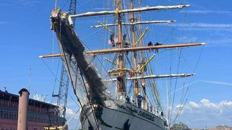 Buque Cuauhtemoc Cozumel.jpg