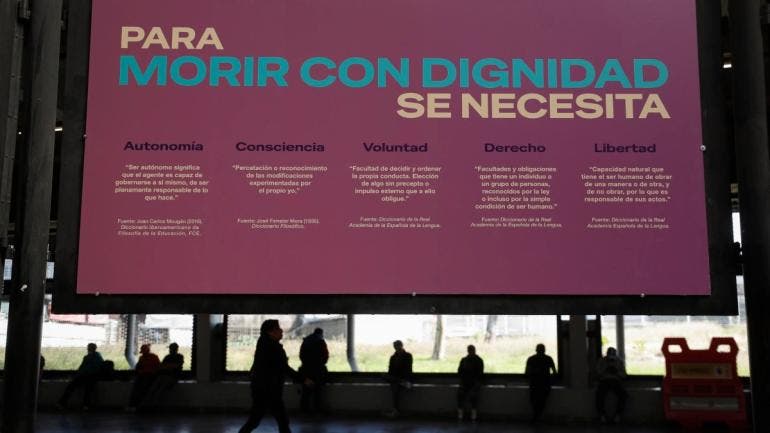 De acuerdo con Fernández, la legislación mexicana actual considera la muerte asistida como “homicidio por piedad”, con sanciones de hasta cinco años de prisión. 