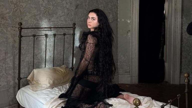 CHARLI XCX EN ESCANDALO 