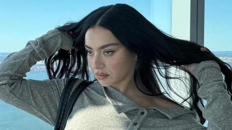 Charli XCX lleva su estilo hiperpop a la literatura: Banda sonora de ‘Wuthering Heights’ con ‘HOUSE’ como primer adelanto