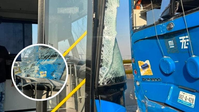 Al lugar acudieron paramédicos del Escuadrón de Rescate y Urgencias Médicas (ERUM), así como elementos de Protección Civil, quienes atendieron a los usuarios