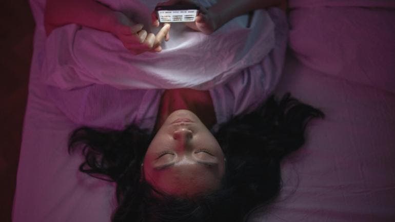 Una vez que generan confianza, los agresores normalizan conversaciones íntimas, proponen retos y, en algunos casos, buscan encuentros en persona. 