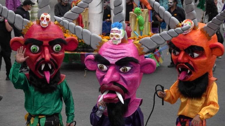 A lo largo del trayecto, la multitud disfrutó de coloridas representaciones y música, en una fiesta donde, como dicen muchos, “no se celebra la muerte, sino la vida”.