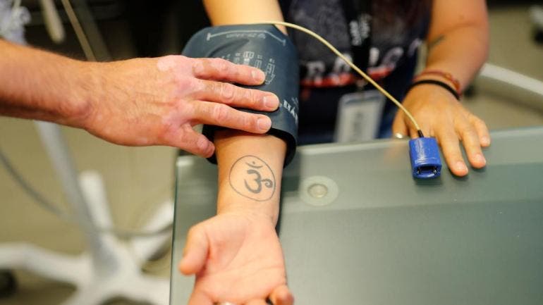 El cirujano de obesidad y diabetes, José Antonio Castañeda, atiende a una paciente 