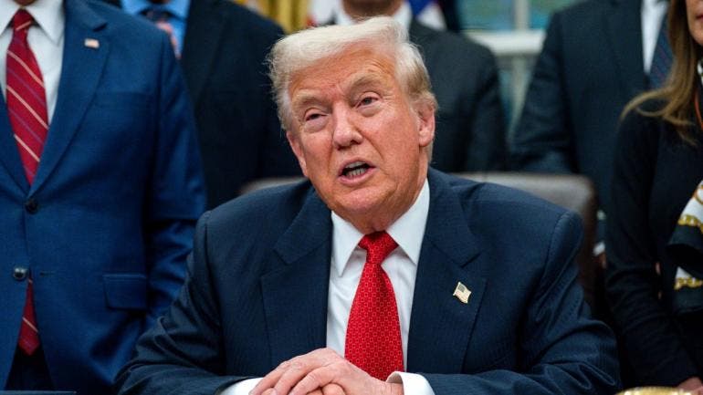 firma Trump ley forzar archivos Epstein.jpg