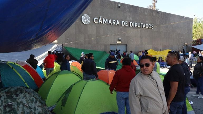 instala CNTE planton afuera Camara Diputados.jpg