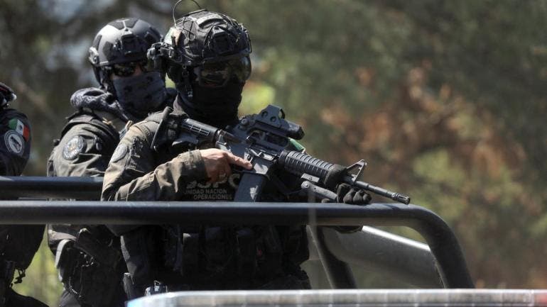 Integrantes de la Policía estatal de Michoacán custodian la zona