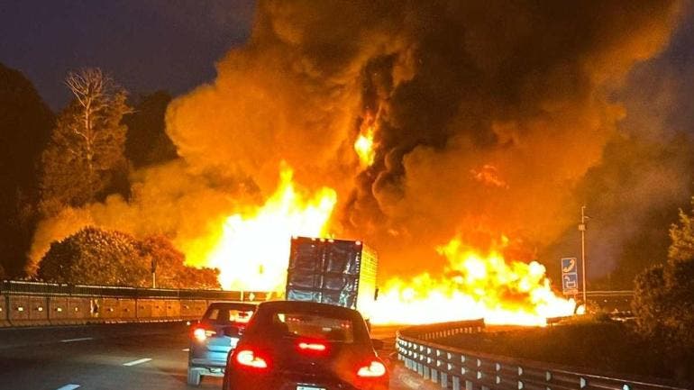 La autopista México-Puebla se mantiene cerrada y se recomienda a los automovilistas tomar vías alternas.