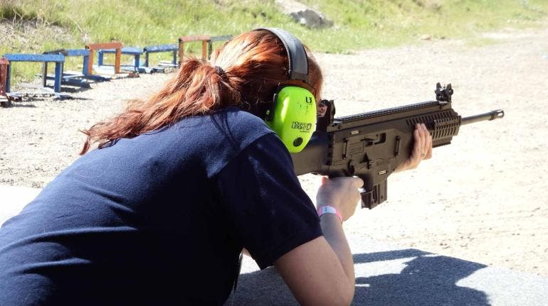 Mujer con arma