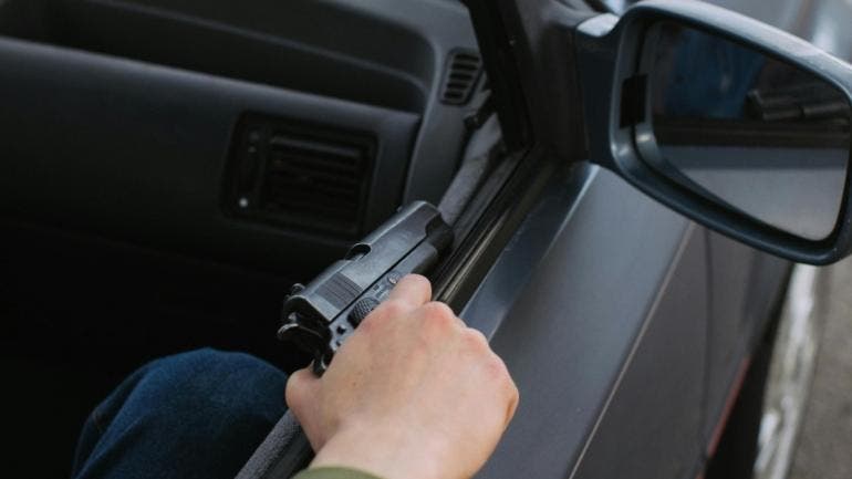 Los policías intervinieron para resguardar la integridad física del presunto implicado y efectuaron una revisión preventiva