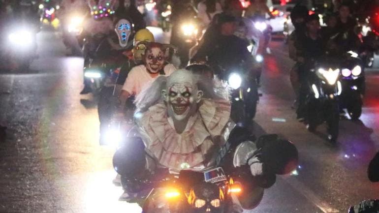 En avenida Paseo de la Reforma e Ignacio Ramírez, en Cuauhtémoc, un hombre fue detenido por agredir físicamente a un policía