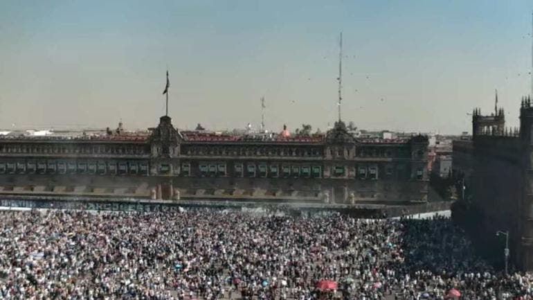 Tras el retiro de la cerca, personas que avanzaban en la marcha celebraron la acción, mientras que otros señalaron que podría tratarse de una estrategia gubernamental para desacreditar al contingente
