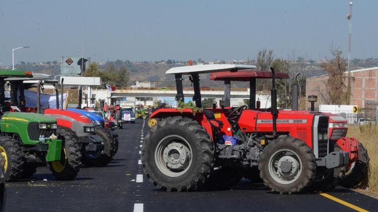 Tractores de agricultores bloquean la carretera que comunica de León a Aguascalientes en León