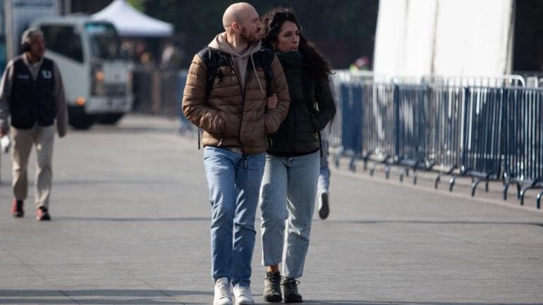 También se exhortó a evitar cambios bruscos de temperatura, ingerir abundante agua, y consumir frutas y verduras ricas en vitaminas A y C para fortalecer el sistema inmunológico.