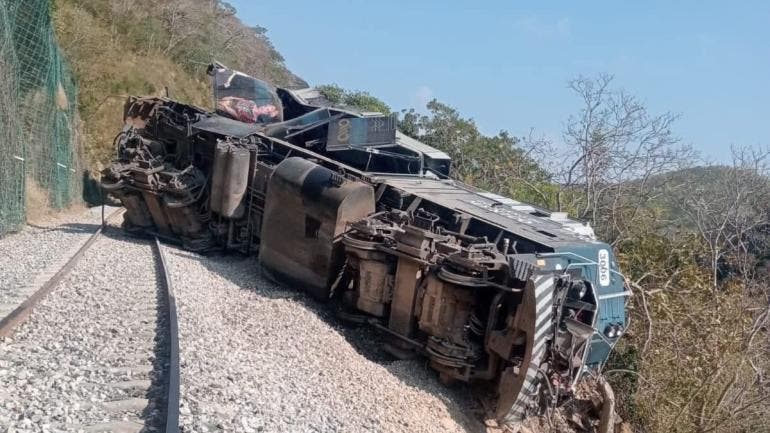 13 muertos descarrilamiento Tren Interoceanico Oaxaca.jpg