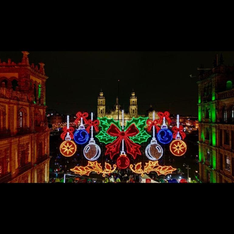 Enciende Clara Brugada el alumbrado navideño monumental en el Zócalo capitalino