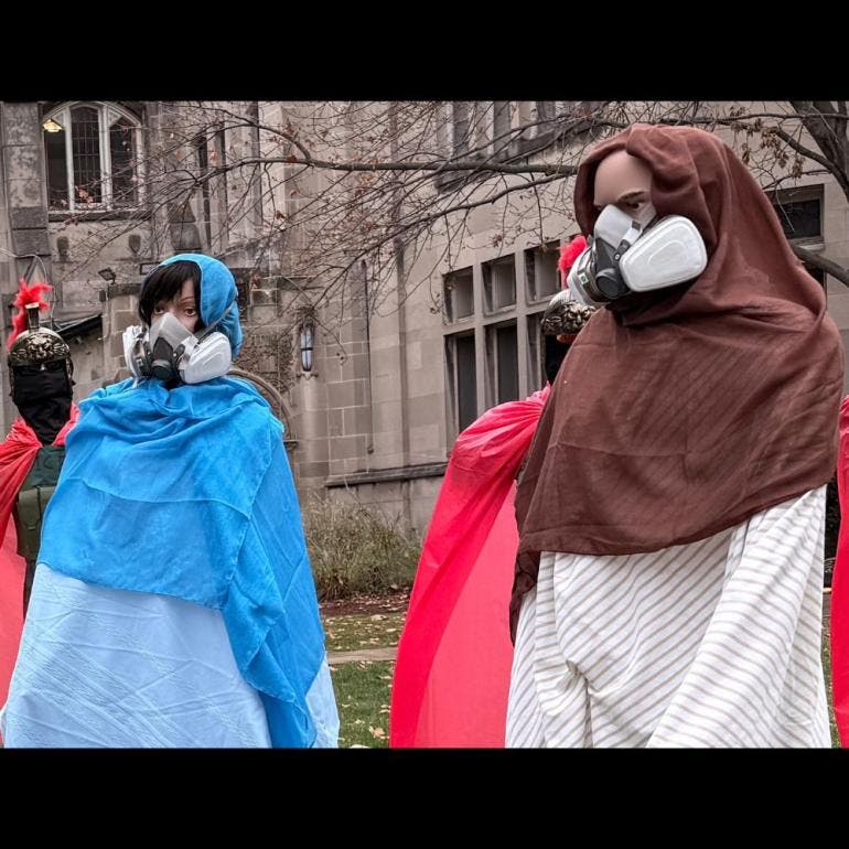 Nacimiento 'custodiado' por ICE y con un Niño Jesús esposado desata polémica en Chicago