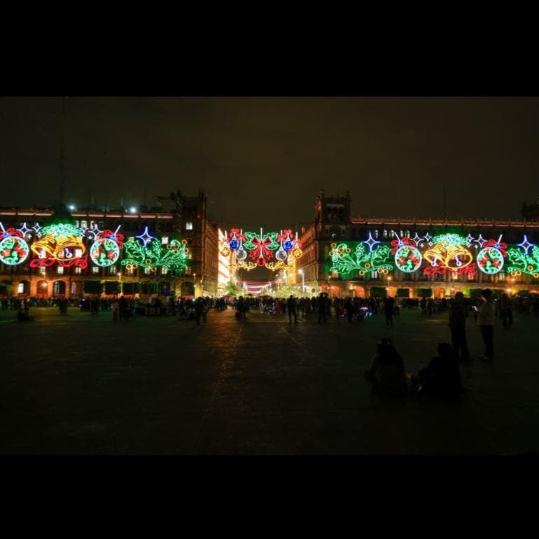 Enciende Clara Brugada el alumbrado navideño monumental en el Zócalo capitalino