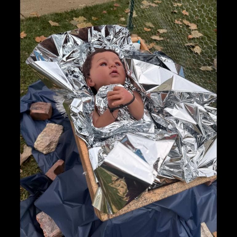 Nacimiento 'custodiado' por ICE y con un Niño Jesús esposado desata polémica en Chicago