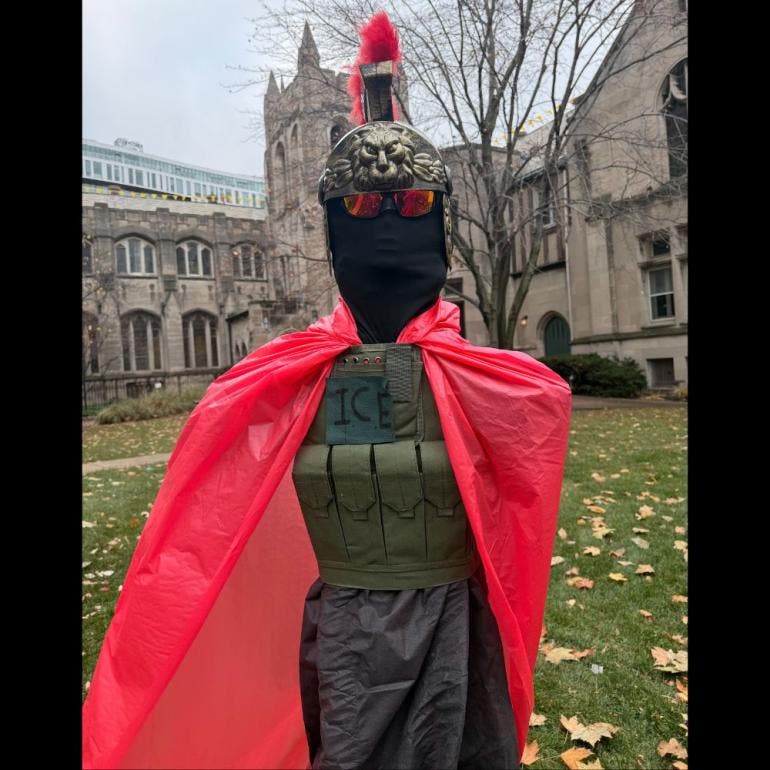 Nacimiento 'custodiado' por ICE y con un Niño Jesús esposado desata polémica en Chicago