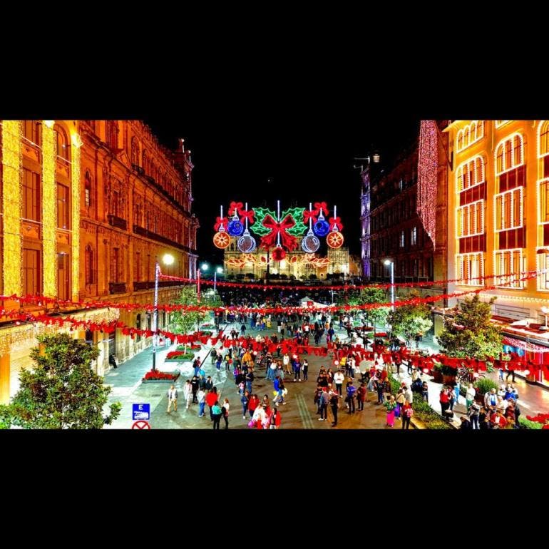 Enciende Clara Brugada el alumbrado navideño monumental en el Zócalo capitalino