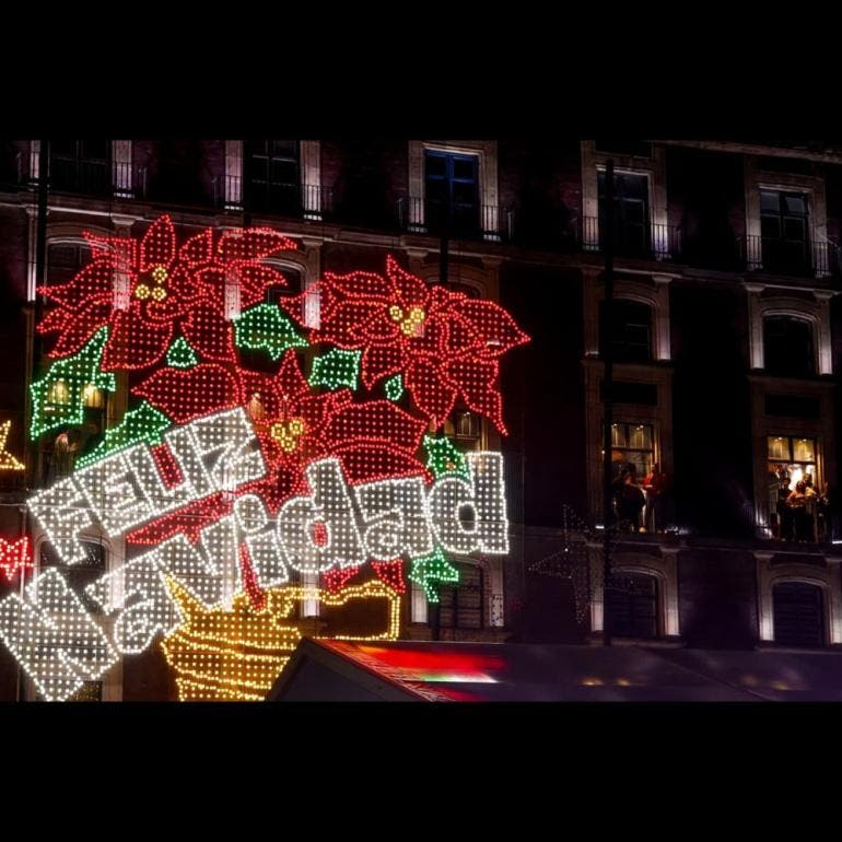 Enciende Clara Brugada el alumbrado navideño monumental en el Zócalo capitalino