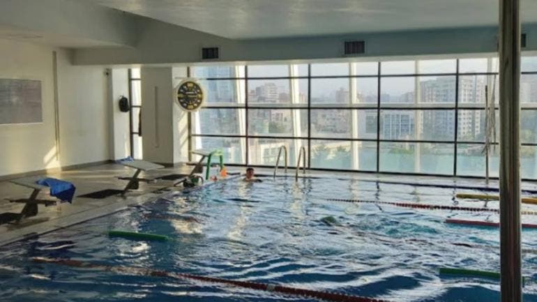 El inmueble permaneció bajo resguardo mientras se realizaban los trabajos periciales y el levantamiento del cuerpo. Además, el servicio en el centro deportivo fue suspendido y los usuarios desalojados.