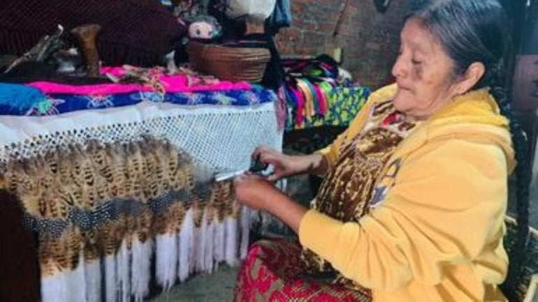 Artesana originaria de la comunidad indígena de Ahuirán, Paracho, Michoacán